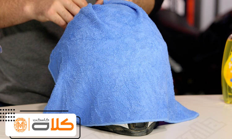 داخل کلاه کاسکت را چگونه بشوییم؟ تمیز کردن آستر و پدهای گونه بدون آسیب به فوم 3 مواد مناسب و نامناسب برای تمیز کردن داخل کلاه کاسکت